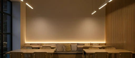 Interior minimalista de restaurante moderno con iluminación cálida y mesas ordenadas